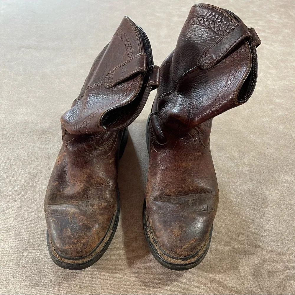 Ariat 10002429‎  Boot Man’s Size 9.5D Brown Sierra Pull On Leather Round Toe